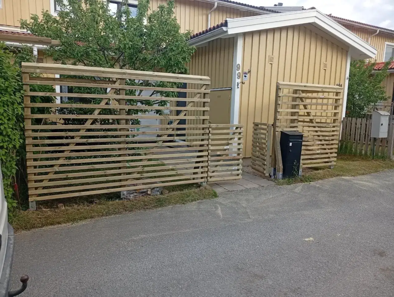 Nya tr&auml;staket f&ouml;r att bygga insynsskydd vid husfasaden.