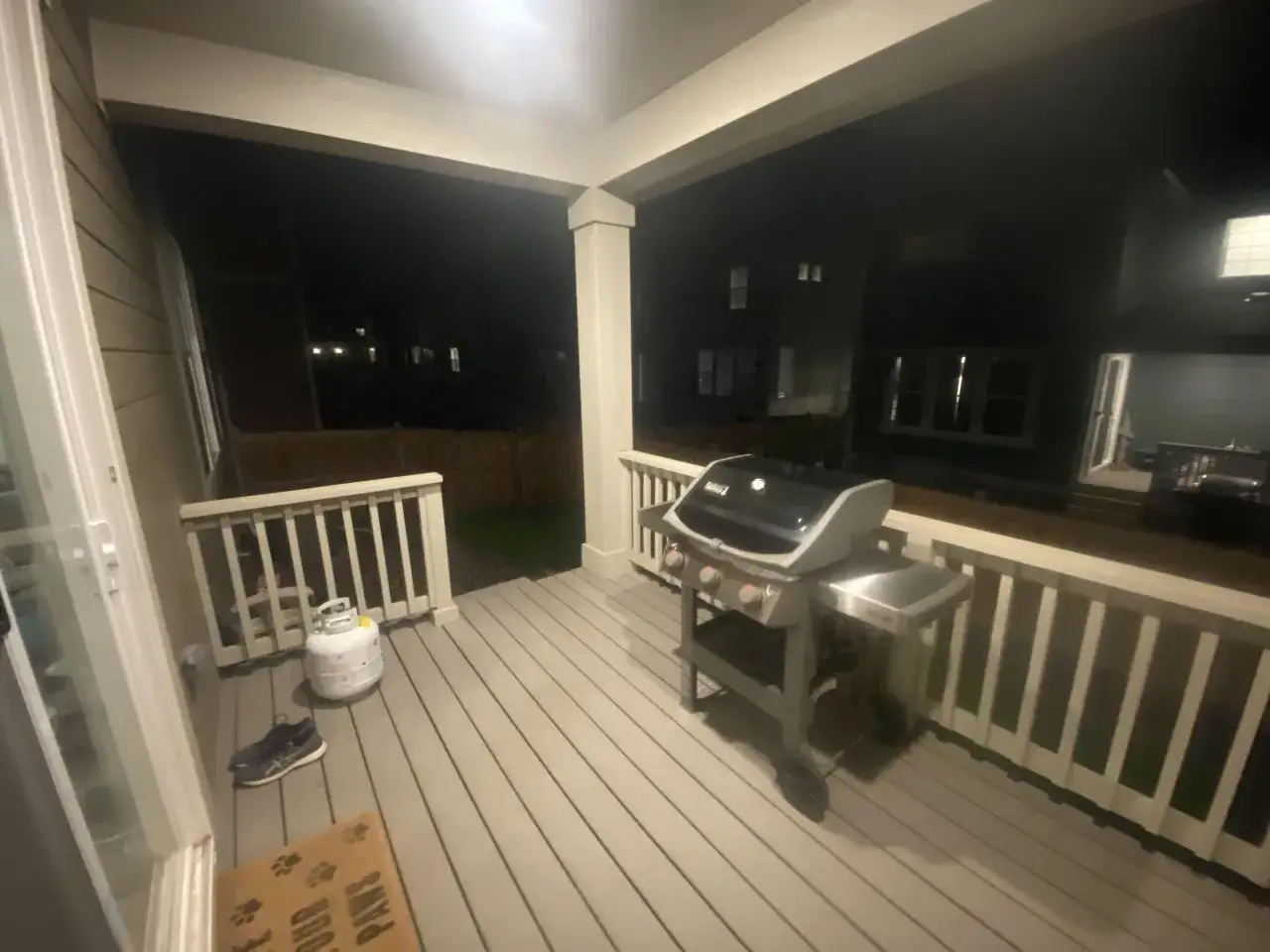 En gasolgrill under taket p&aring; altanen, redo f&ouml;r sommarens grillkv&auml;llar.