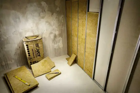 Är glasull farligt? Så skyddar du dig i fasad, tak och ventilation